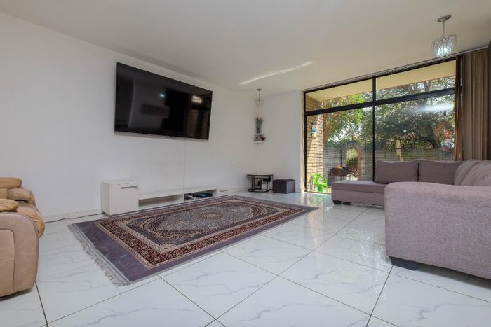 Property #2418321, Townhouse For Sale in Bramley Park