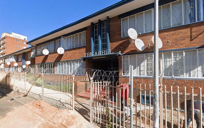 Sunnyside Apartment To Rent: Room with shared kitchen and bathroom, near amenities.