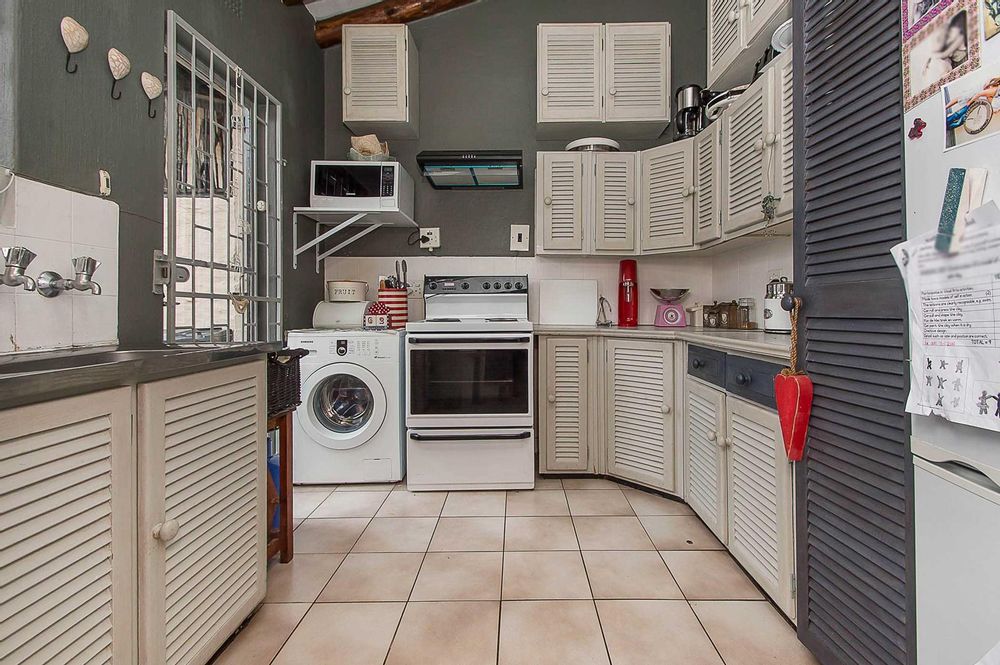 Country feel kitchen with slated oak finish cupboards