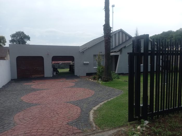Birchleigh North House For Sale: 3 beds, pool, staff quarters, 2 garages.