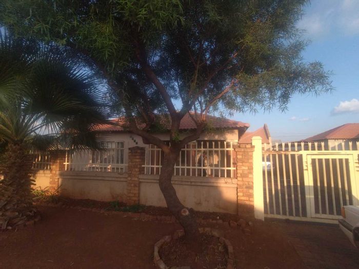 Ga-Rankuwa House For Sale: Spacious main house, flatlet, near key amenities.