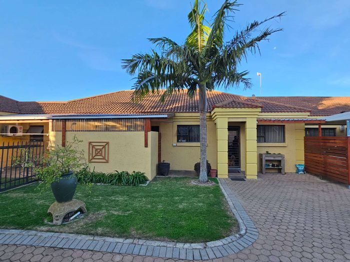 Menkenkop House For Sale: Four bedrooms, dual kitchens, braai room, near beach.