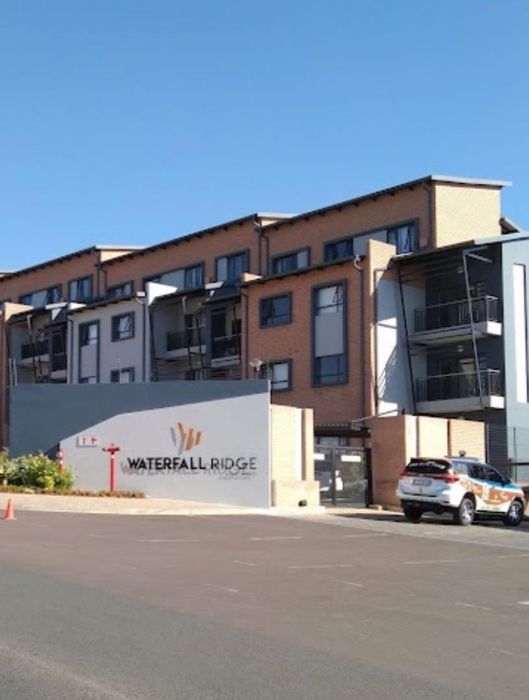 2-Bedroom Apartment To Rent in Vorna Valley with pool, braai area, and prepaid utilities.