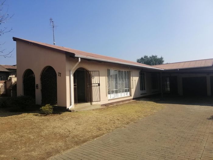 Spacious Family Home with Flatlet and Ample Parking in Estera - For Sale!