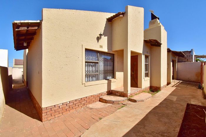 Property #2238941, House for sale in Vosloorus Ext 14