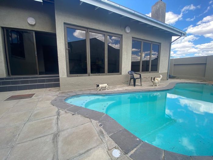 Hochlandpark House For Sale: 3 beds, guest quarters, pool, and air conditioning.