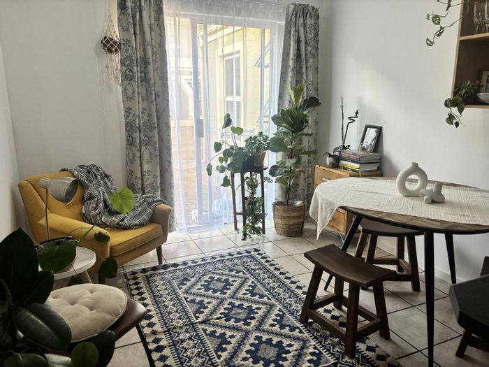 La Colline Apartment To Rent: 1 bed, balcony, near Stellenbosch University, parking included.
