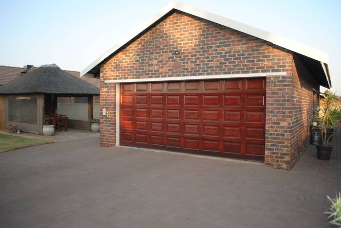 Kookrus House For Sale: Solar-Powered, Secure, Double Garage, 3 Beds, Lapa with Built-in Braai