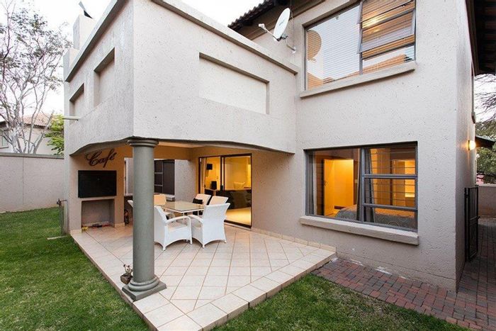 Faerie Glen Townhouse To Rent: 4 beds, 3 baths, patio, garden, double garage.