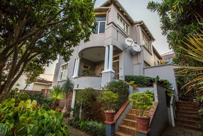 Essenwood Townhouse For Sale: 3 beds, 3.5 baths, balcony, pantry, garage.