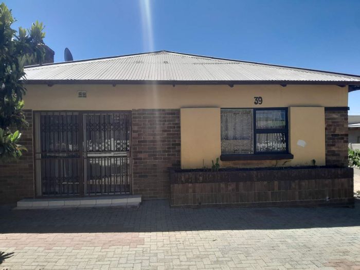 South Hills House For Sale: 3 Bedrooms, Self-Contained Flat, Versatile Living Spaces.