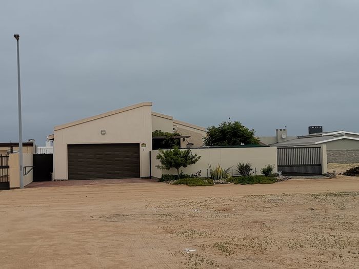Property #2423693, House For Sale in Henties Bay Central