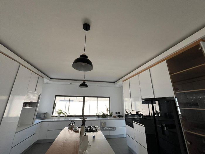 For Sale: 5-Bedroom House with Backyard Flat and Double Garage in Academia.