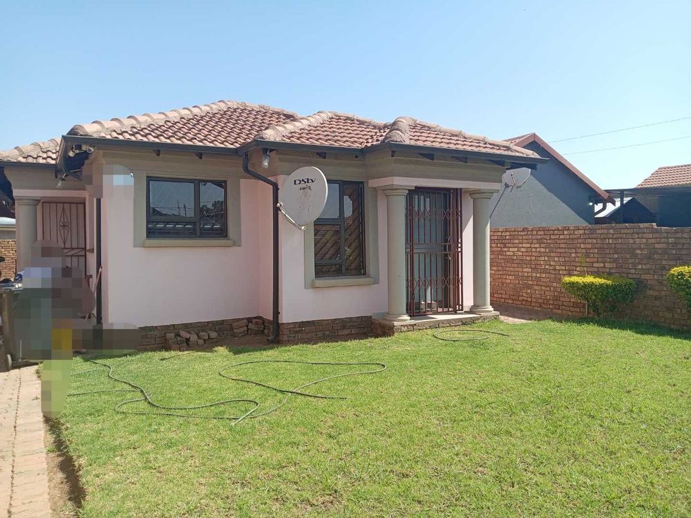 Threebedroom house in Mamelodi East for sale, large yard, ideal for