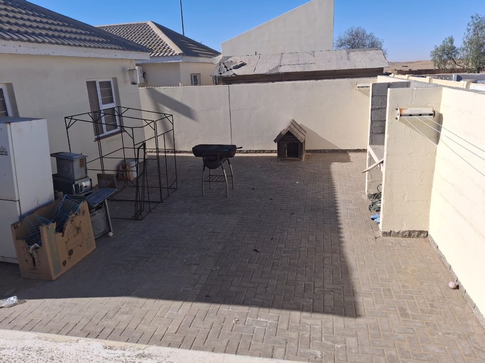 Very spacious back yard with out draai braai