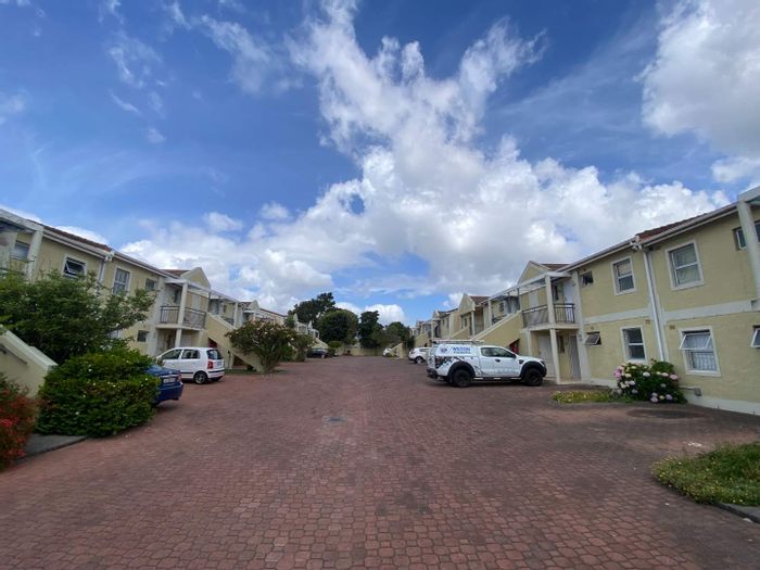 Wynberg Apartment For Sale: 2 beds, secure parking, 24-hour concierge, renovation opportunity.