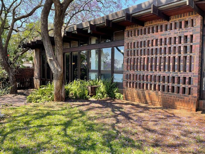 House To Rent in Muckleneuk: Spacious garden, pool, versatile rooms, pet-friendly.