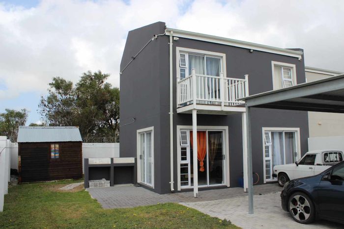 Parsonsvlei House For Sale: Open-plan living, braai area, Wendy house, water tank.