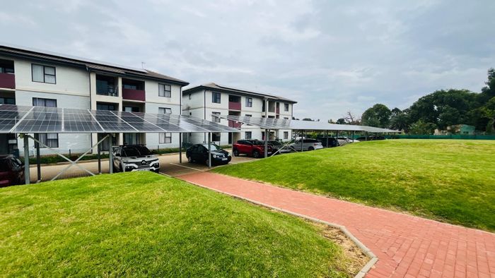 Benoni AH Apartment For Sale: 2 Bedrooms, solar power, clubhouse, pool, parking.