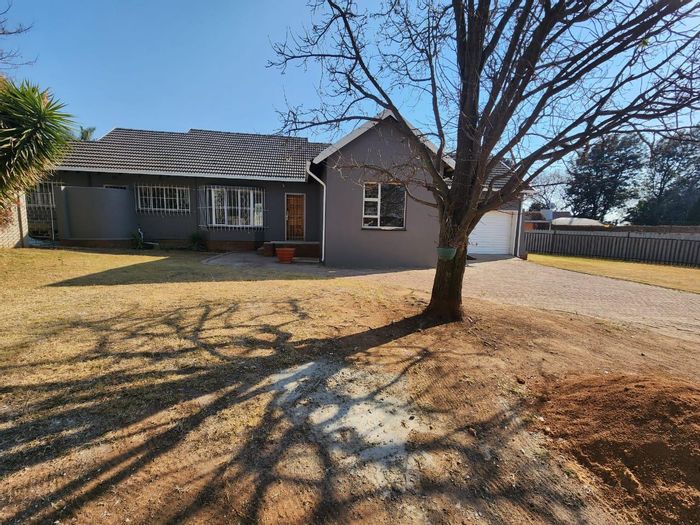 Rynfield House To Rent: 3 Bedrooms, Pool, Garage, Near Schools and Shops.