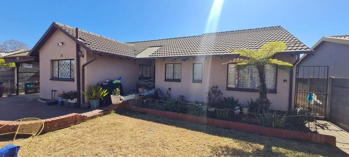 Elandspark House For Sale: 3 bedrooms, braai area, double garage, fast internet.