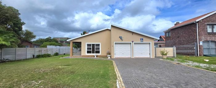 Franskraal House For Sale: 3 Bedrooms, garage, garden, close to beach amenities.