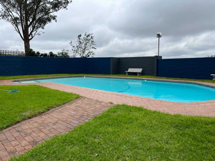 Honeyhills Apartment To Rent: 2 beds, pool, gardens, fiber-ready, 24-hour security.