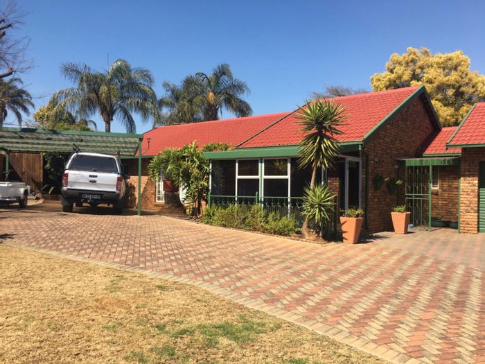 For Sale: House in The Reeds with 3 bedrooms, pool, and entertainment area.