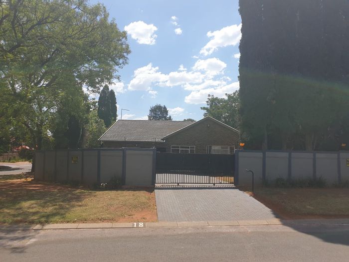 House To Rent in Sunward Park: 3 bedrooms, yard, granny flat, close to amenities.