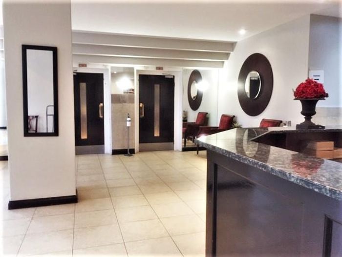Illovo Apartment To Rent: Secure studio, open plan kitchen, 24-hour security.