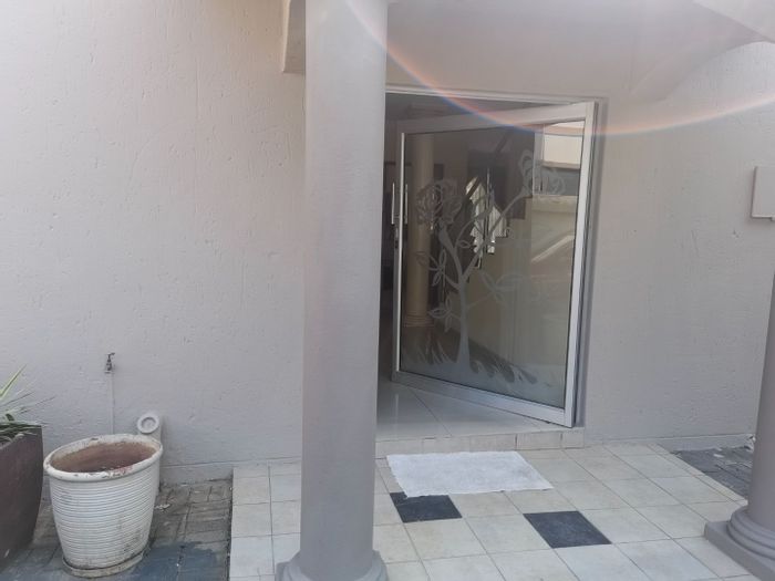 Property #2229863, House rental monthly in Greenstone Hill Central