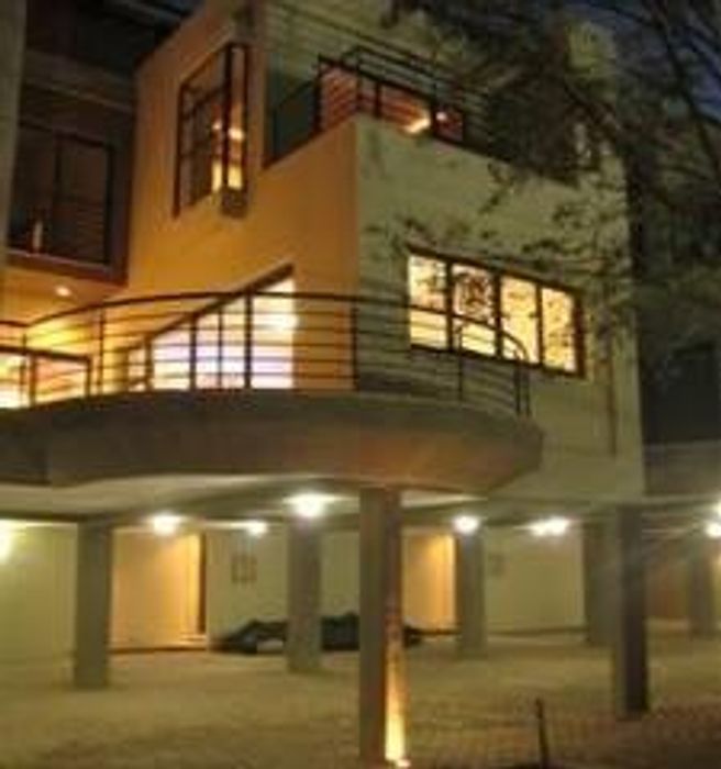 Townhouse To Rent in Melrose North: 2 beds, 2.5 baths, 2 parking spaces.