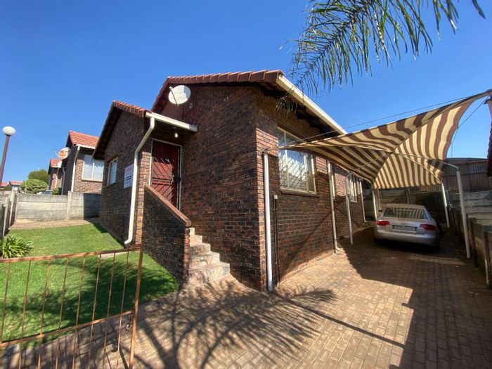 For Sale: 3-Bedroom Cluster in Mondeor, opposite park, secure complex, open plan.