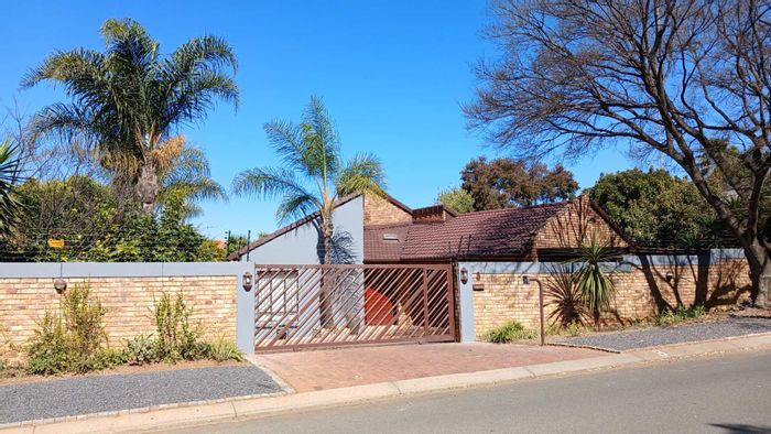 Hurlingham Manor House For Sale: 4 beds, pool, patio with pizza oven.