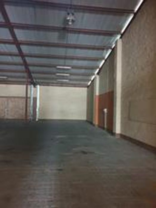 Industrial Warehouse To Rent in Northern Industrial: 450sqm space, offices, parking, 3-phase power.