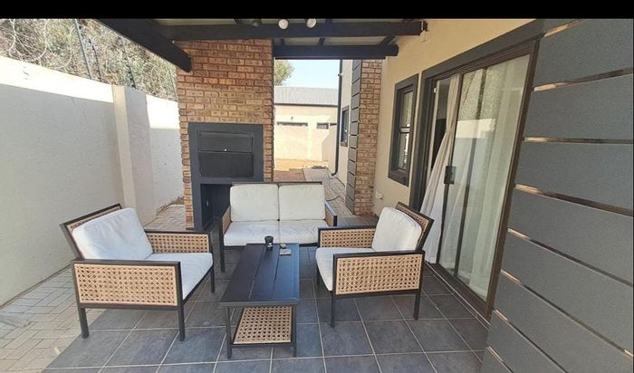 For Sale: House in Willow Park Manor with 3 beds, patio, and convenient access.