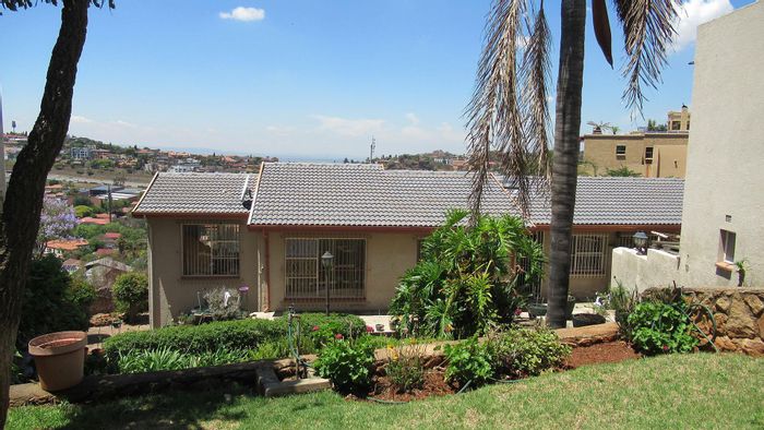 For Sale: Spacious Oakdene house with pool, garden, and ample parking.