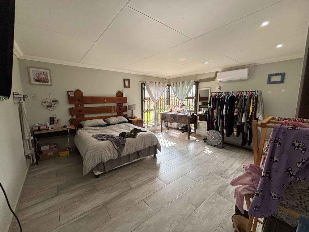 Main bedroom (second house)