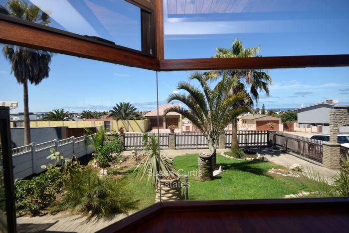 Vineta House For Sale: 3 Bedrooms, 2 Braais, 3 Garages, 2 Flats.