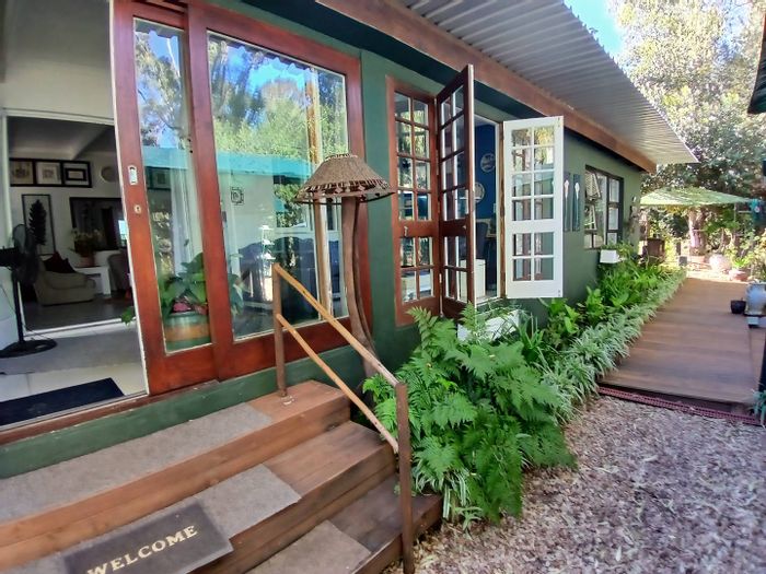 For Sale: Townhouse in Stilbaai Oos with garden, jacuzzi, and community amenities.