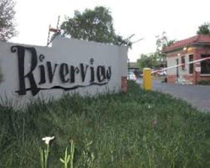 Rivonia Apartment For Sale: 2 beds, pool, security, parking, close to amenities.