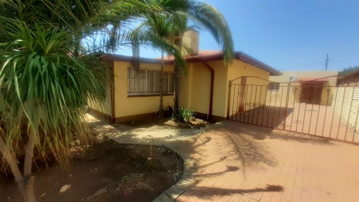 Spacious 3-bedroom house for rent in West Park, near schools and amenities.