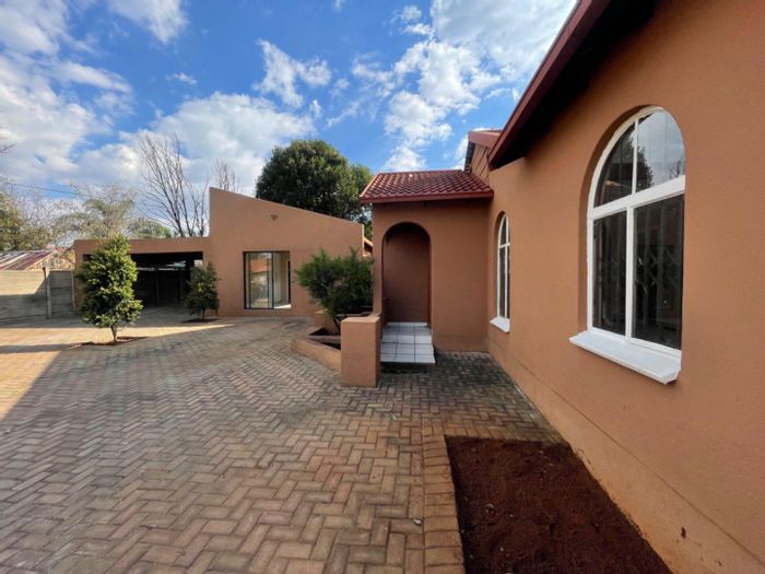 House To Rent in Van Riebeeck Park: 3 Bedrooms, Studio, Secure Area, Pet-Friendly.