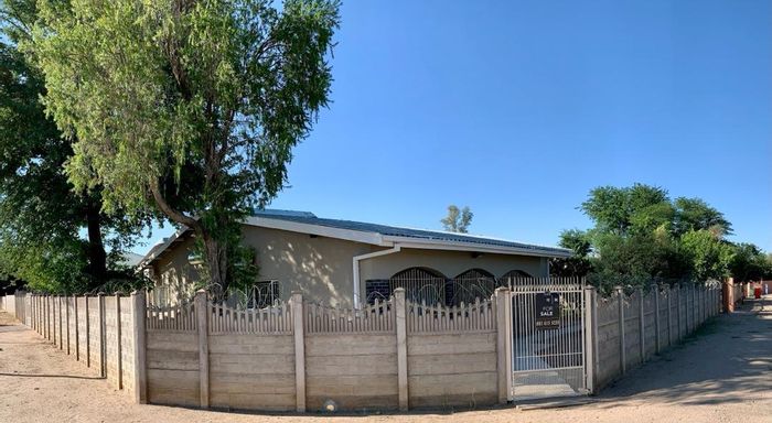 3-Bedroom House with Guest Room, Entertainment Space, and Security in Okahandja Central For Sale.