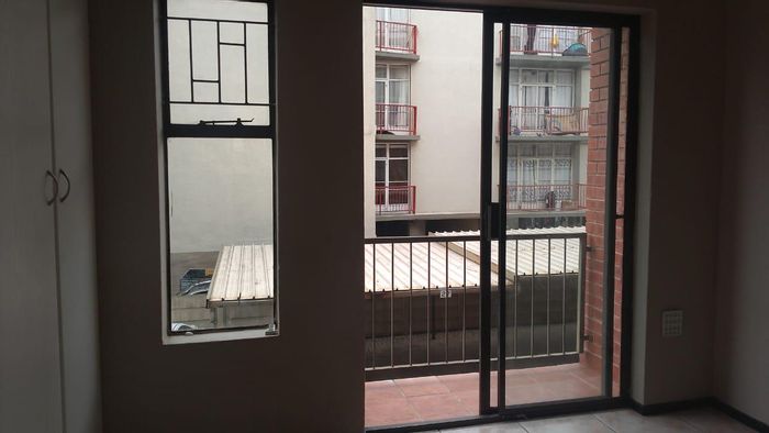 Compact apartment in Florida with secure parking, ideal for investors or first-time buyers.