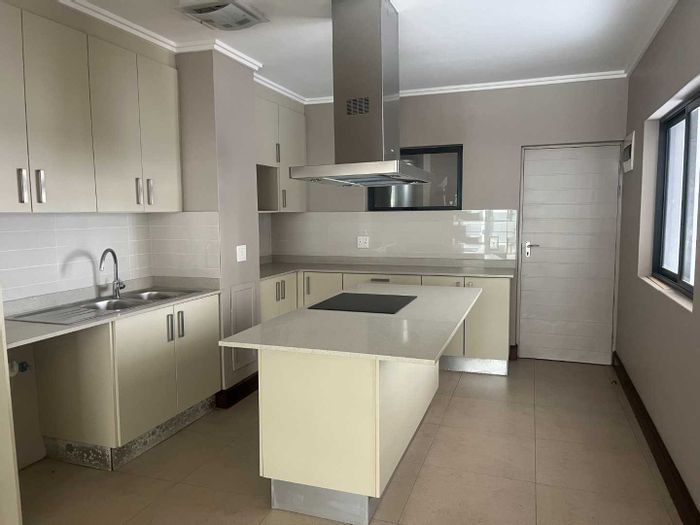 Umhlanga Ridge Apartment To Rent: 3 beds, pool, gym, 24/7 security, close to amenities.