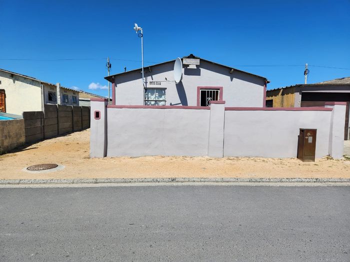 For Sale: House in Khaya with spacious lounge, kitchen, and family bathroom.