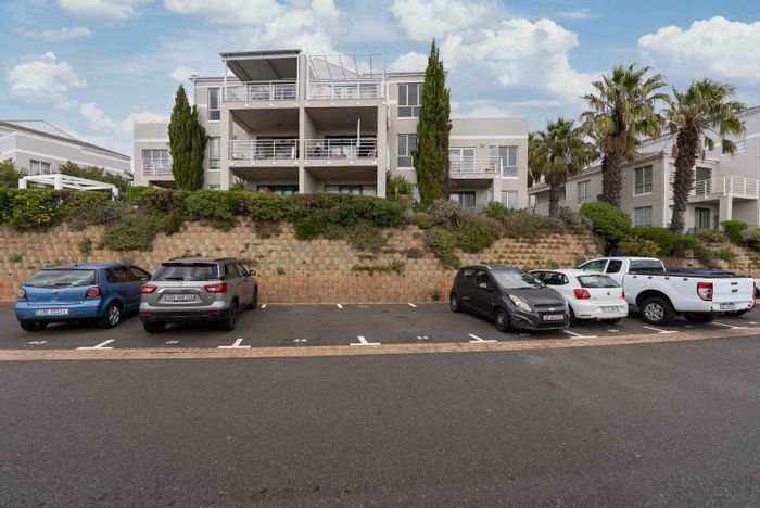 Vredehoek Apartment For Sale: Ground floor studio, private patio, parking included.