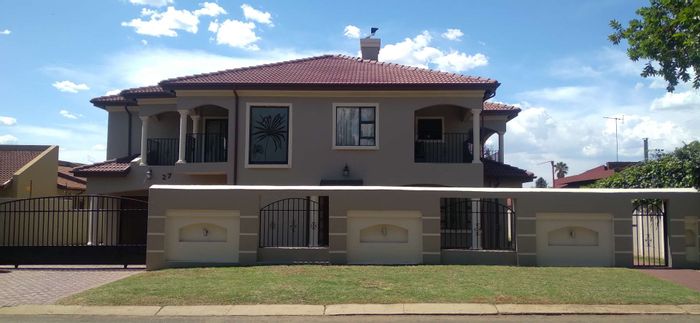 6-Bedroom House For Sale in Klippoortjie AH with pool, braai area, and guest suite.