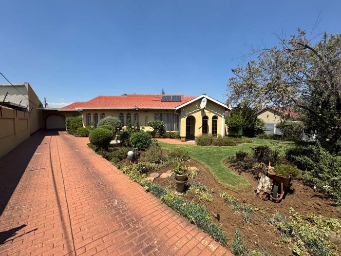 For Sale: House in Verwoerdpark with pool, lapa, and ample parking.